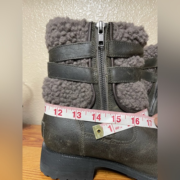 UGG Blayre Boot IV in excellent Condition us size 7 metallic Combat green - Picture 11 of 14